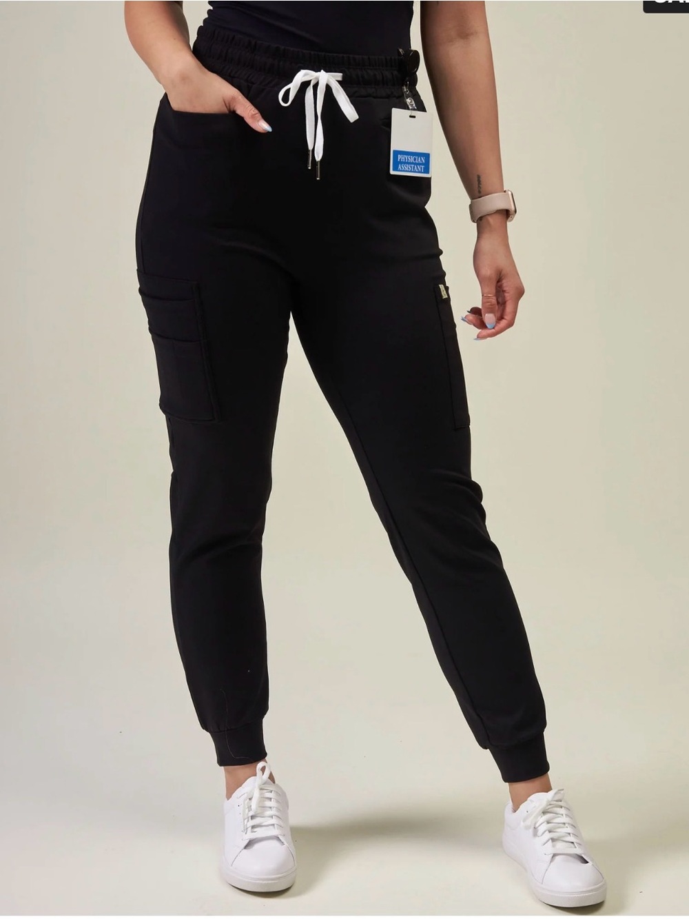 Make It Scope scrub set in Black